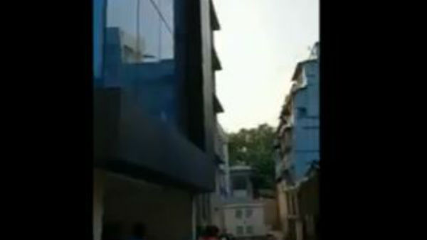 డీఆర్ఐ అధికారుల సోదాల నేపధ్యంలో భయంతో డబ్బు విసిరేసిన సంస్థ 