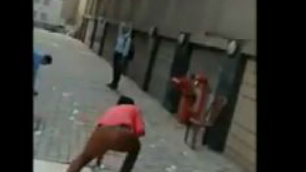  గాల్లో తేలుతూ కిందపడుతున్న నోట్లను ఏరుకోటానికి పోటీ పడిన స్థానికులు 