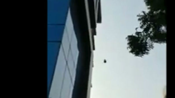 కలకత్తాలోని బెంటిక్ స్ట్రీట్ లో పట్టపగలు నోట్ల వర్షం 