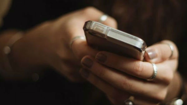 చెల్లెలి నగ్న వీడియోను ప్రియుడికి షేర్ చేసిన అక్క 