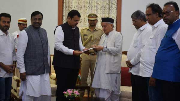 గవర్నర్ ను ఫడ్నవీస్ కలిసారు గవర్నర్ ను ఫడ్నవీస్ కలిసారు