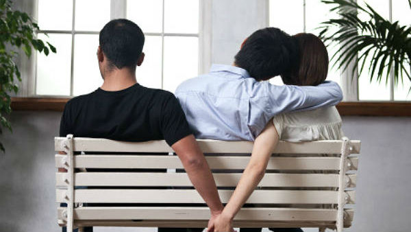 దినేశ్ భార్యతో బయటపడిన ఇద్దరి బండారం 