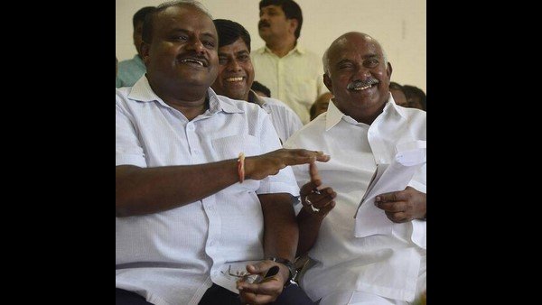 రాత్రి హోటల్ లో ఏం పని ? రాత్రి హోటల్ లో ఏం పని ?