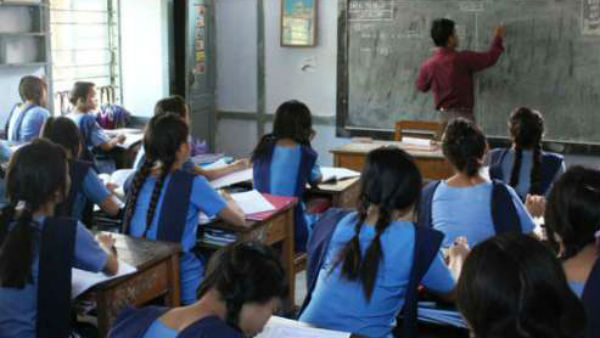 స్కూల్ లో విద్యార్థులు కోసం తరగతి గది నిర్మించి ఇచ్చిన తెలుగు టీచర్ 