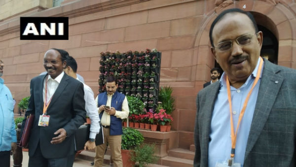 శివన్ తో పార్లమెంట్ సభ్యుల ఫొటోలు..