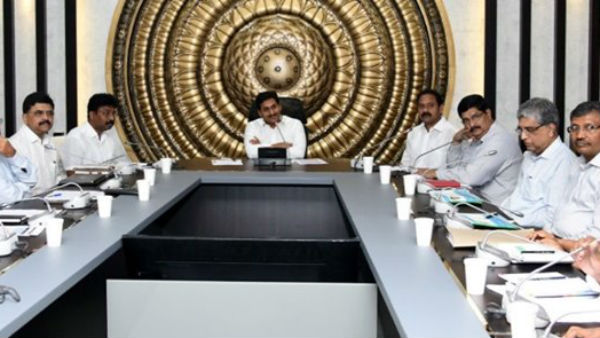 పోటీ ప్రపంచంలో రాణించాలంటే ఇంగ్లీష్ మీడియం బెస్ట్ అని జగన్ నిర్ణయం 