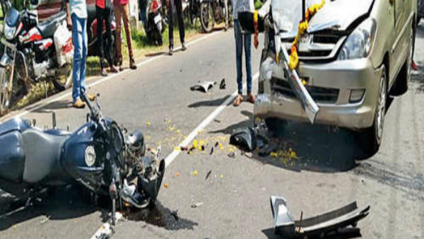  బైకు ఆపకుండా వెళ్లడంతో లాఠీ విసిరిన పోలీసు