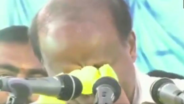 Karnataka former Chief Minister HD Kumaraswamy once again breaks down in a Public meeting in Mandya 