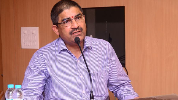 సెలవులో ఎల్వీ..