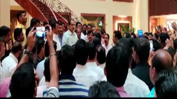 హోటల్‌లో సివిల్ డ్రెస్సులో పోలీసు..