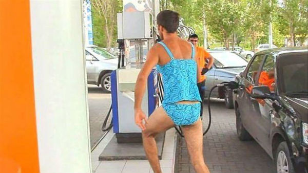  కలర్‌ఫుల్ బికినీస్‌తో దర్శనమిచ్చిన మగవారు