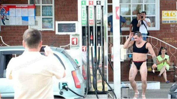  బికినీ ధరిస్తే చాలు..ఫుల్ ట్యాంక్ పెట్రోల్ ఫ్రీ