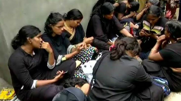 పేర్లు నమోదు చేసుకున్న మహిళలు