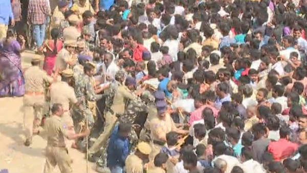 స్టేషన్ ముందు ప్రజల ఆందోళన 