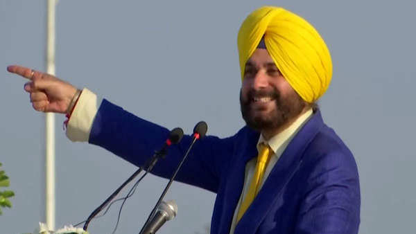 మోడీకి సిద్ధూ మున్నాభాయ్ హగ్ మోడీకి సిద్ధూ మున్నాభాయ్ హగ్