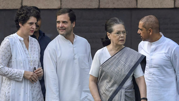 గాంధీ ఫ్యామిలీ, మన్మోహన్కు భద్రత తొలగింపు గాంధీ ఫ్యామిలీ, మన్మోహన్కు భద్రత తొలగింపు