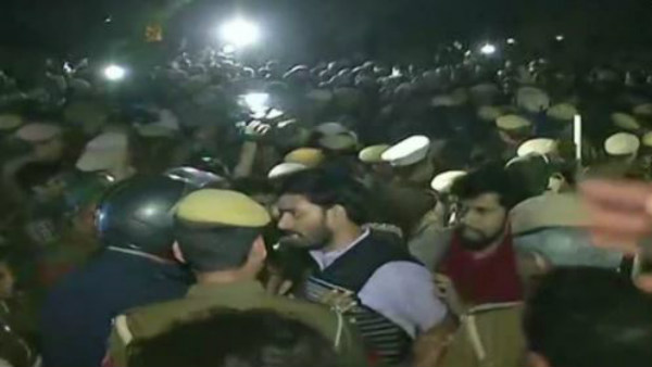 అడ్డుకున్న పోలీసులు