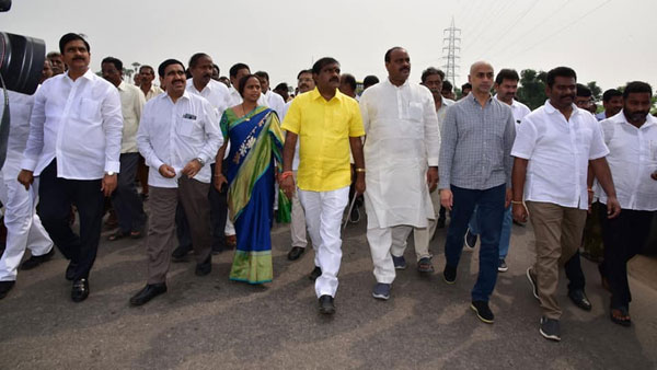 రాజధాని సాక్షిగా మంత్రి బొత్సాపై ఫైర్ అయిన టీడీపీ నేతల బృందం రాజధాని సాక్షిగా మంత్రి బొత్సాపై ఫైర్ అయిన టీడీపీ నేతల బృందం