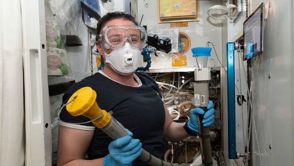 మరమత్తులు చేస్తున్న వ్యోమగాములు