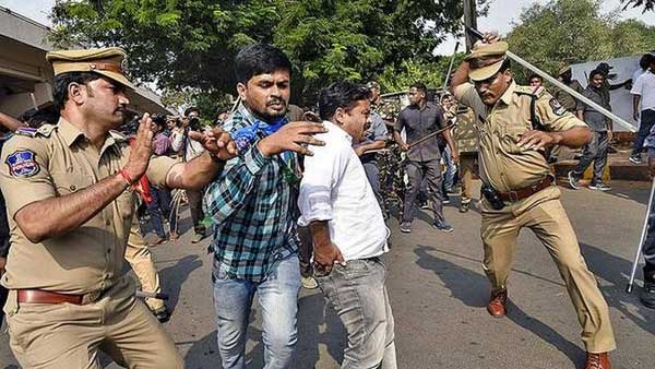 రోడ్డునపడ్డ కుటుంబాలు