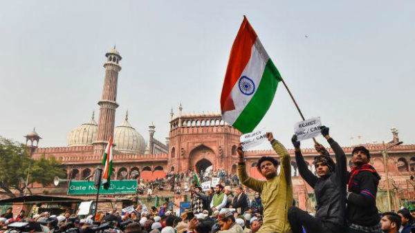 ప్రధాని ఇంటి ముట్టడికి యత్నం..