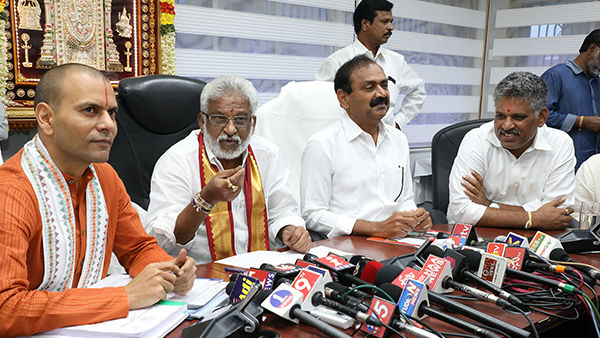 ప్రధాన అర్చకులుగా రమణదీక్షితులు