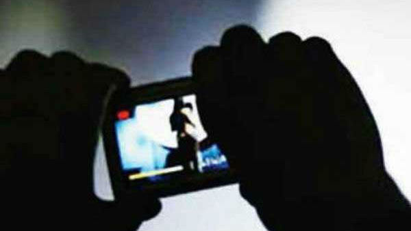 ఫోన్లో బ్లూ ఫిల్మ్.. ఫోన్లో బ్లూ ఫిల్మ్..