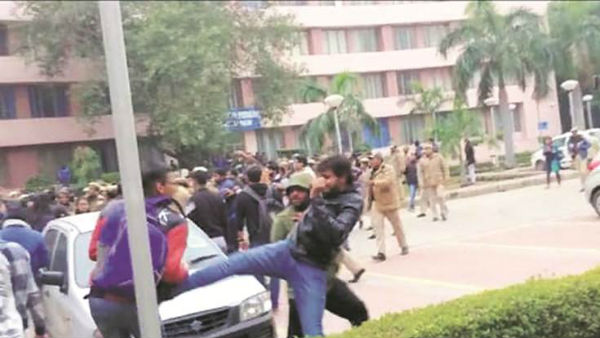 విద్యార్థిపై ఏబీవీపీ ఎగ్జిక్యూటివ్ కమిటీ సభ్యుడు దాడి విద్యార్థిపై ఏబీవీపీ ఎగ్జిక్యూటివ్ కమిటీ సభ్యుడు దాడి