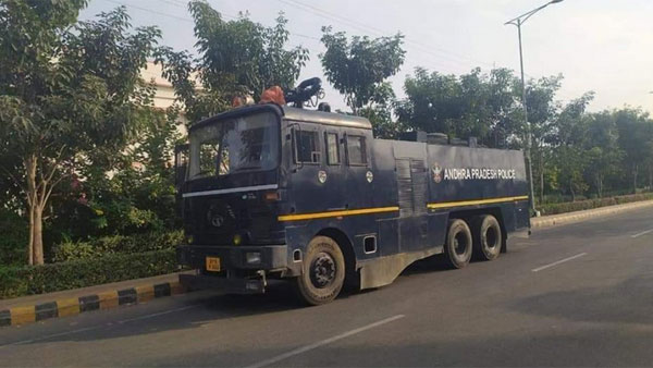 టియర్‌ గ్యాస్‌.. వాటర్‌ క్యాన్‌..