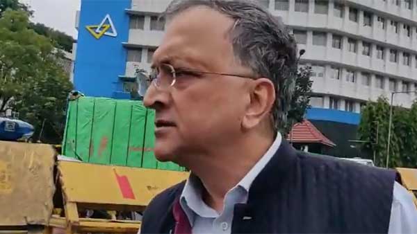 రామచంద్రగుహ అరెస్టు..