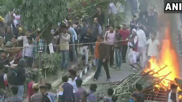 లాఠీ చార్జ్‌లో పలువురు విద్యార్థులకు గాయాలు