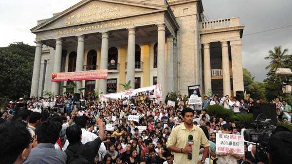 టౌన్ హాల్ వద్ద ఉద్రిక్తత..
