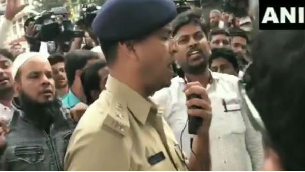Karnataka: DCP Chetan Singh sings national anthem to pacify protestors, call off anti-CAA stir in Bengaluru Karnataka: DCP Chetan Singh sings national anthem to pacify protestors, call off anti-CAA stir in Bengaluru