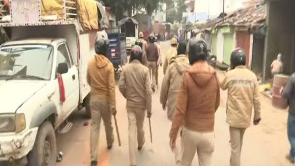 సున్నిత ప్రాంతాల్లో అదుపు తప్పిన శాంతిభద్రతలు.. సున్నిత ప్రాంతాల్లో అదుపు తప్పిన శాంతిభద్రతలు..