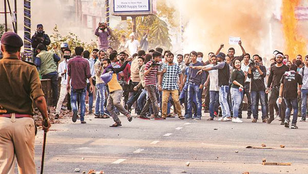 యూపీలో 16 కు చేరిన మృతుల సంఖ్య.. 14 మందికి బుల్లెట్ గాయాలు యూపీలో 16 కు చేరిన మృతుల సంఖ్య.. 14 మందికి బుల్లెట్ గాయాలు