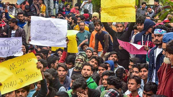 Anti CAA WAR: 8 minors among 40 detained after violence near Delhi Gate in Daryaganj Anti CAA WAR: 8 minors among 40 detained after violence near Delhi Gate in Daryaganj