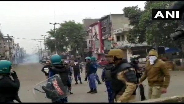 పోలీసులపై పోరాడలేం.. పోలీసులపై పోరాడలేం..