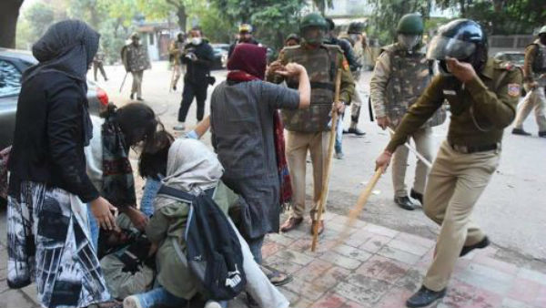 ఢిల్లీలో మిన్నంటిన ఆందోళనలు.. ప్రభుత్వ ఆస్తుల ధ్వంసం