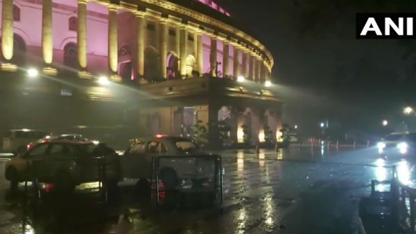 Heavy Rain lashes New Delhi; Temperature To Come Down Heavy Rain lashes New Delhi; Temperature To Come Down