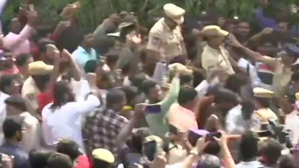  ఎన్‌కౌంటర్‌పై విద్యార్థినుల సంబరాలు .. పోలీసుల అభినందనలు 
