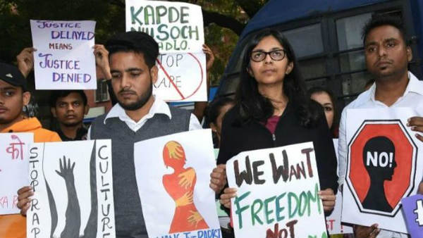 వెంటనే దోషులకు శిక్ష విధించాలని డిమాండ్ చేస్తూ మహిళా సంఘాల ఆందోళన 