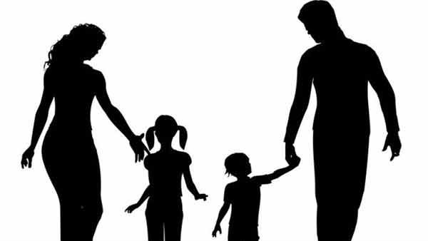 సంతోషంగా దంపతులు, పిల్లలు 