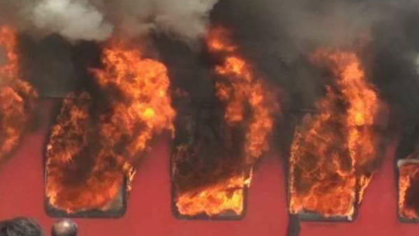 రైల్వే స్టేషన్‌ను తగలబెట్టిన అందోళనకారులు 