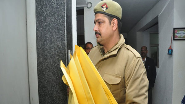అపార్ట్ మెంట్ ఎనిమిదో అంతస్తు నుంచి అపార్ట్ మెంట్ ఎనిమిదో అంతస్తు నుంచి