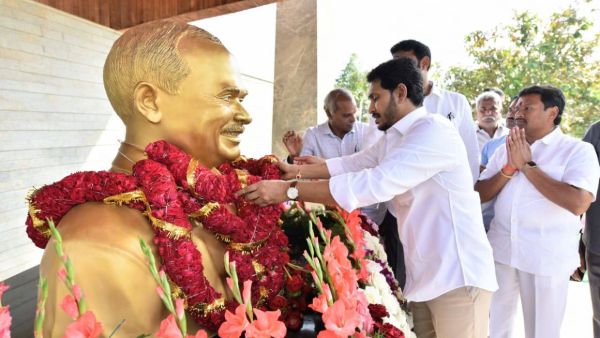 పులివెందుల ప్రజలే కొండంత అండ.. పులివెందుల ప్రజలే కొండంత అండ..