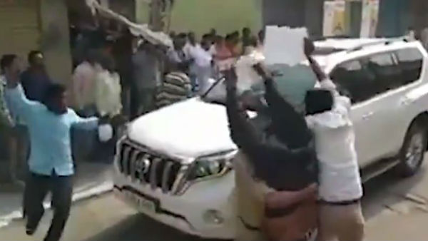 కేసీఆర్ కారుకు అడ్డుగా నిల్చుని, ప్లకార్డుల ప్రదర్శన..