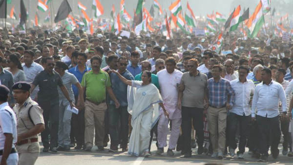 పశ్చిమబెంగాల్ రెచ్చిపోయిన ఆందోళనకారులు