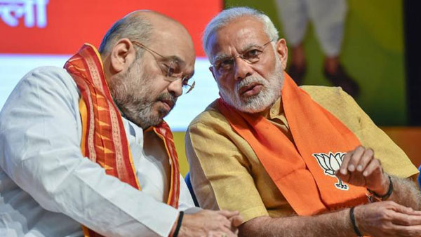 ప్రధాని మోదీ చుట్టూ భజన బ్యాచ్