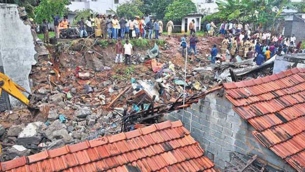 మా బతుకులతో ఆడుకోవద్దు..