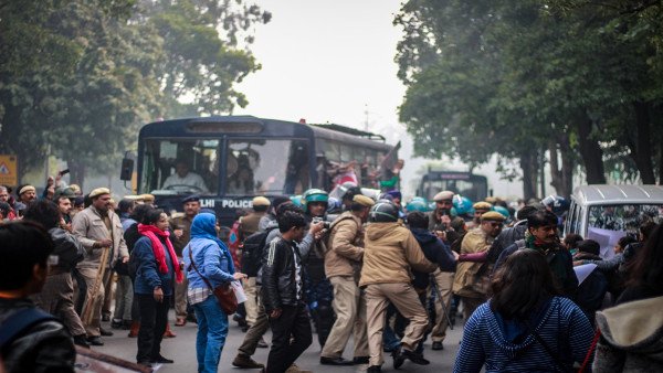  ఆందోళనకారులను పోలీసులు చెదరగొట్టే ప్రయత్నం